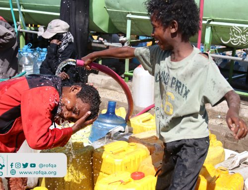 نفذت مؤسسة الرفقاء للتنمية الإنسانية مشروع توزيع مياه شرب نقية في مخيم المعلمين وبعض أحياء العاصمة صنعاء